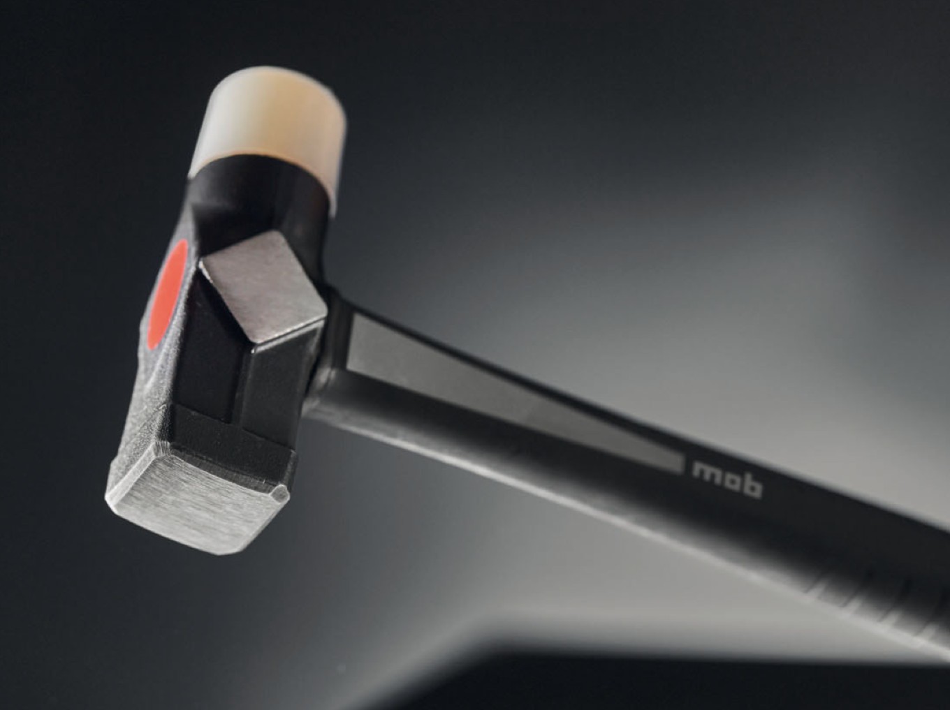 2022, Mob invente le marteau avec embout nylon