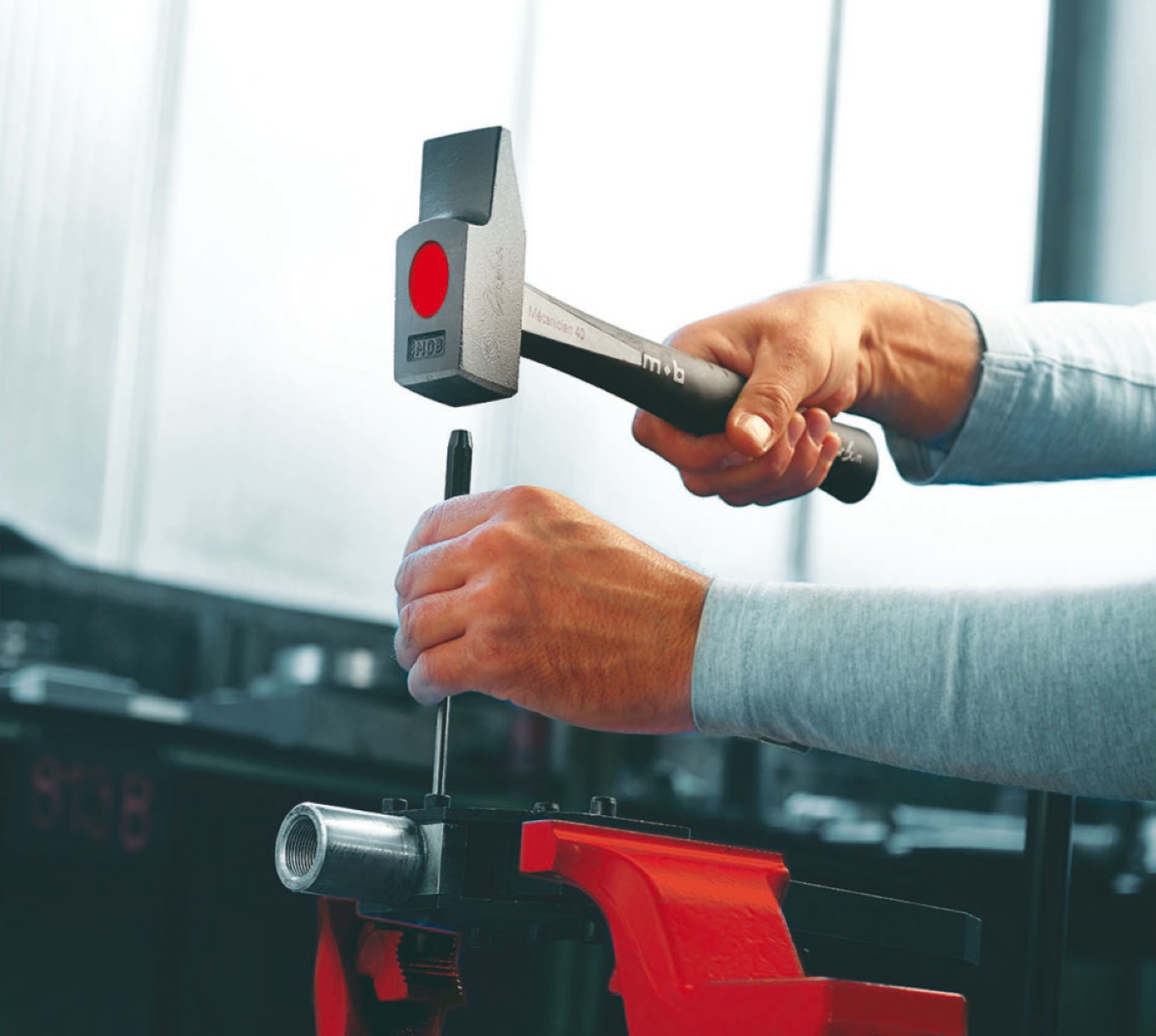 En 1963, Charles Moulin invente le marteau rivoir et en fait une référence mondiale