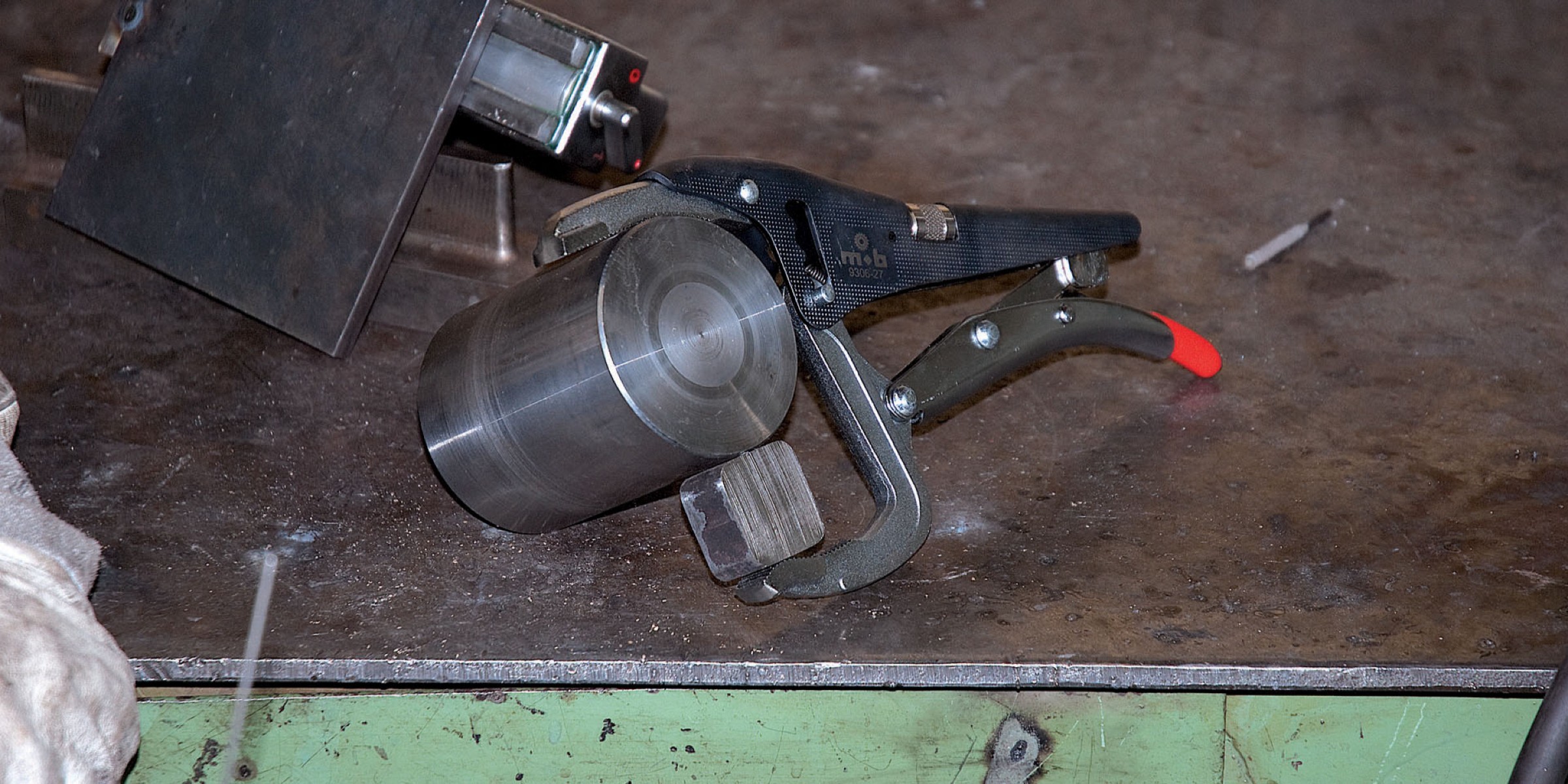 La pince-étau MOB c’est : une conception résistante, une grande puissance de serrage, un réglage précis et un système de déverrouillage à une seule main tout en douceur.